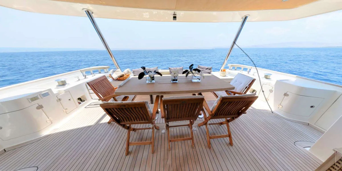 QUESTA-E-VITA-Luxury-Charter-Yacht-Aicon-77-Fly-Aft-Deck-Dining