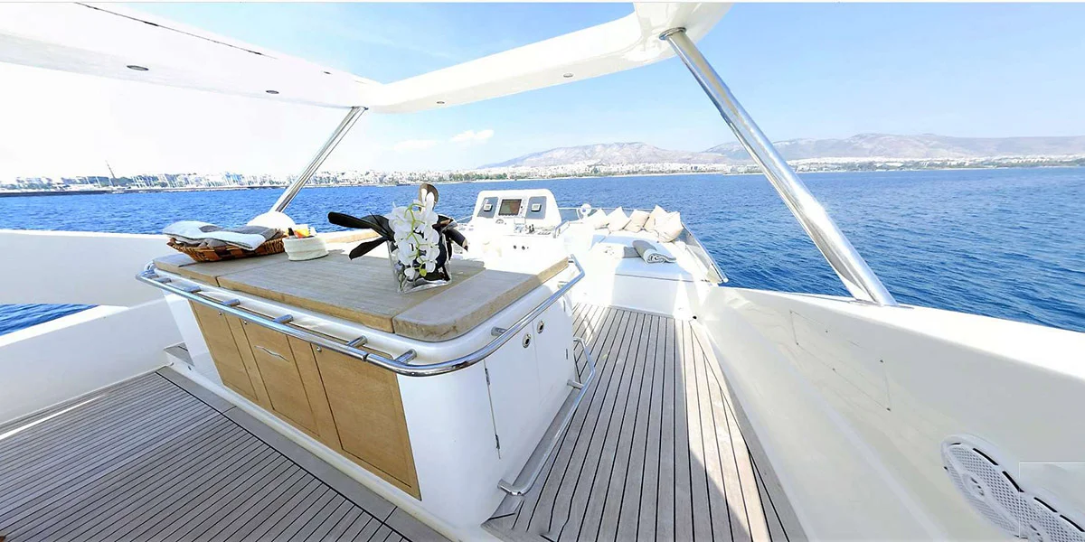 QUESTA-E-VITA-Luxury-Charter-Yacht-Aicon-77-Fly-Fly-Bridge-Bar