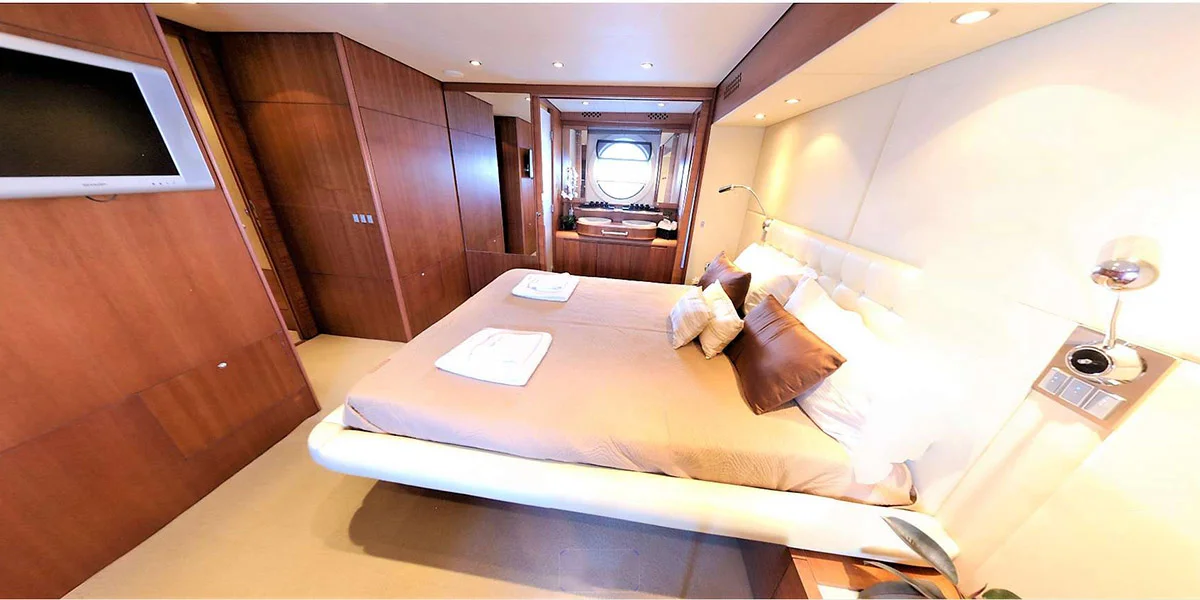 QUESTA-E-VITA-Luxury-Charter-Yacht-Aicon-77-Fly-Master-Cabin-Bed