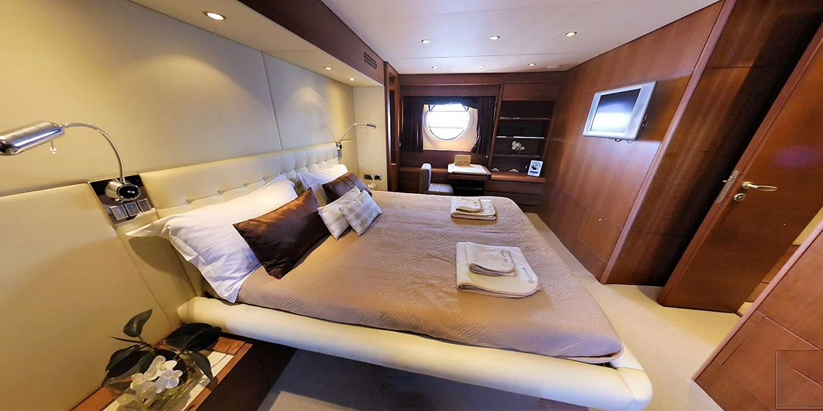 QUESTA-E-VITA-Luxury-Charter-Yacht-Aicon-77-Fly-Master-Cabin
