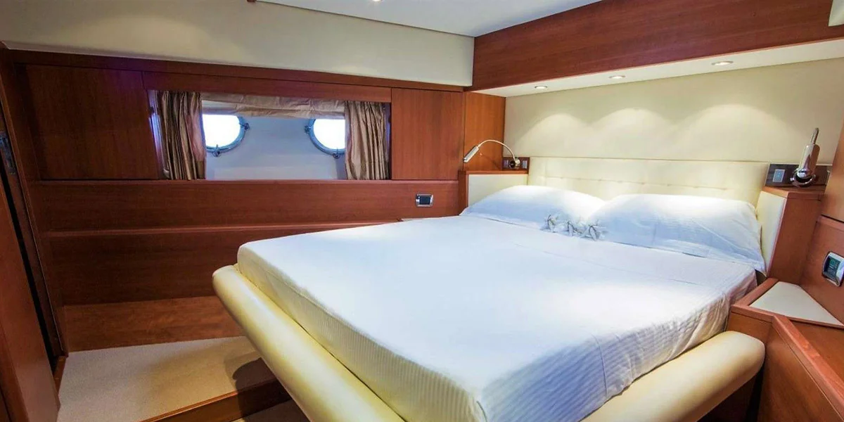 QUESTA-E-VITA-Luxury-Charter-Yacht-Aicon-77-Fly-VIP-Cabin